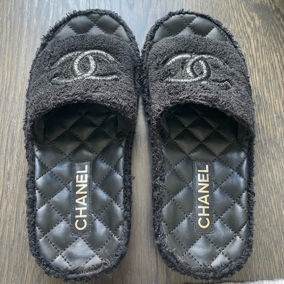 Chanel Slides - Worn Once - 2021 Collection - Size 37 - Picture 2 of 3